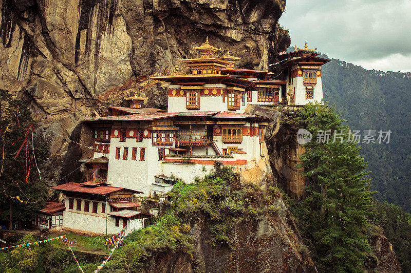 Taktshang Goemba(虎穴寺)，不丹，在一座悬崖上